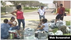 Un grupo de migrantes cubanos sin familias en EEUU acampaban frente a las oficinas del Servicio Mundial de Iglesias, en Miami. (Captura de video, AméricaTevé).