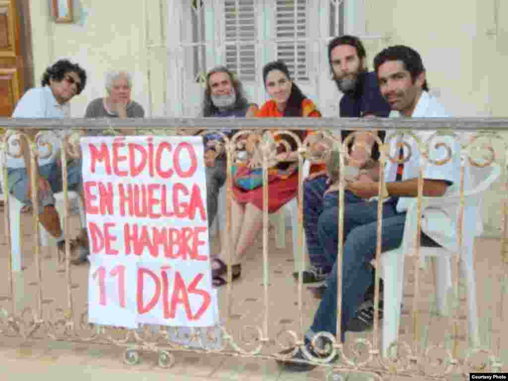 Jeovany Jiménez Vega, médico en huelga de hambre junto a familiares y amigos