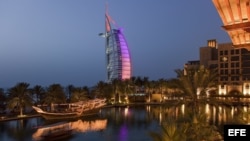 Hoteles Burj Al Arab y Madina Jumeira en Dubai (Emiratos Árabes Unidos).