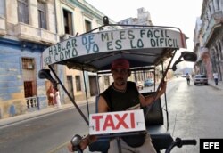 Un bicitaxista en La Habana. EFE