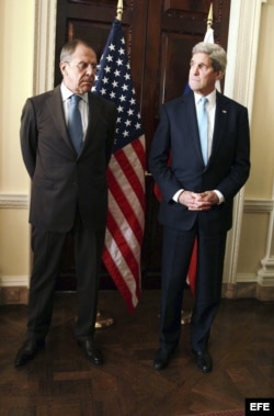 Los cancilleres de Rusia y EE UU durante la reunión en Londres.