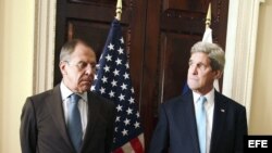 Los cancilleres de Rusia y EE UU durante la reunión en Londres.