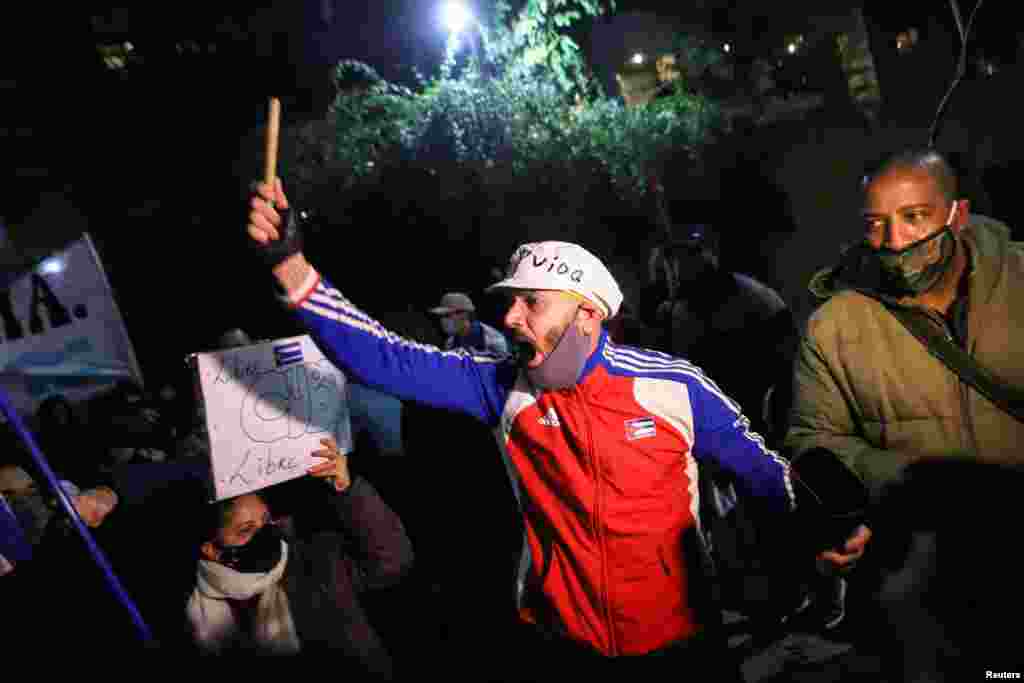 Un manifestante reacciona durante una protesta contra el gobierno cubano frente a la Embajada de Cuba, en Buenos Aires, Argentina, el 14 de julio de 2021. Foto: REUTERS / Matias Baglietto.