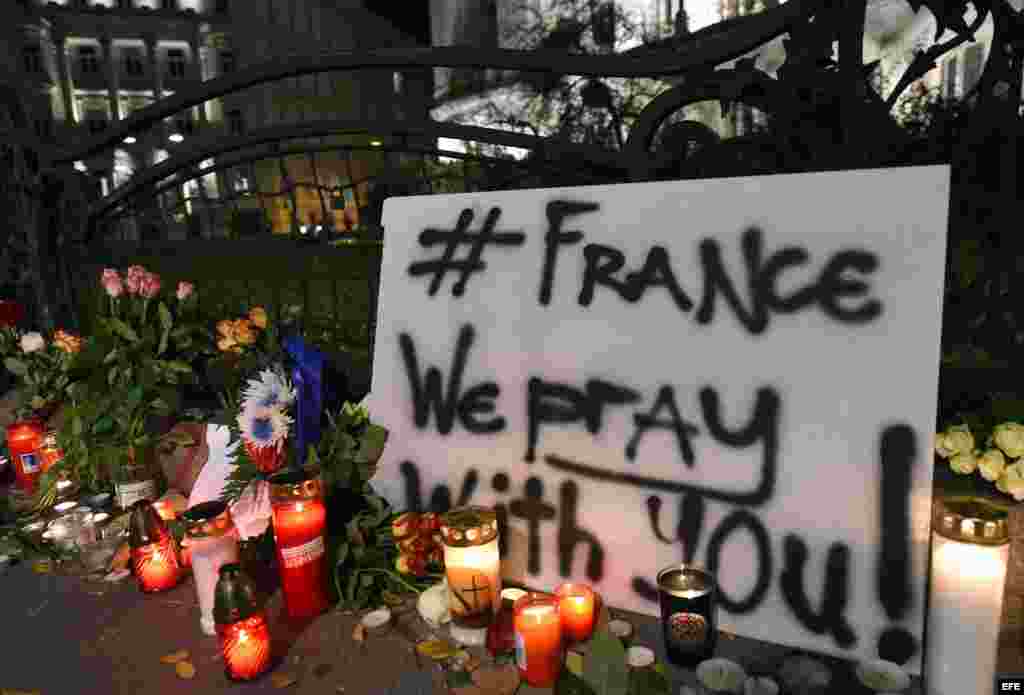 Vieneses encienden velas y rinden tributo a las víctimas de los ataques de París frente a la embajada francesa. EFE