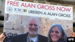 Una persona sostiene una pancarta en la que pide que sea liberado el contratista Alan Gross. 