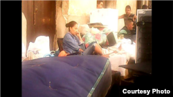 Vecinos a la espera de ser evacuados en la calle Oquendo/ Cortesía de Cubanet