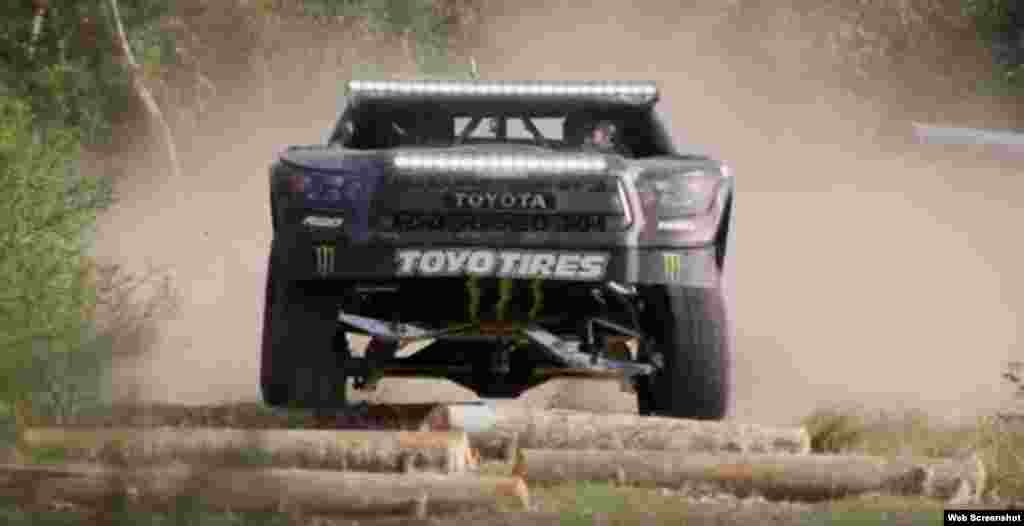 El piloto estadounidense BJ Baldwin recorrió la capital cubana con su Trophy Truck, un camión de 850 caballos de fuerza. &nbsp;