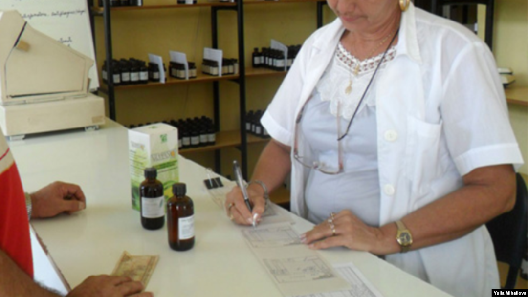 Reporta Cuba. Venta de medicinas por tarjetón en una farmacia cubana.