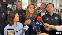 La congresista cubanoamericana María Elvira Salazar, junto a autoridades locales del sur de Florida, en rueda de prensa en Doral. 