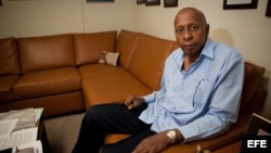 El disidente cubano Guillermo Fariñas posa para una fotografía hoy, viernes 26 de julio de 2013, antes de ofrecer una charla a estudiantes en la Universidad de Miami (EE.UU.). Fariñas afirmó que Cuba vive "una mal llamada revolución donde los jóvenes lo q