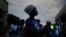 Una mujer espera recibir una ración mensual de pollo, durante un apagón, en un pequeño mercado estatal en Santiago de Cuba, el 20 de marzo de 2024. (REUTERS/Alexandre Meneghini)