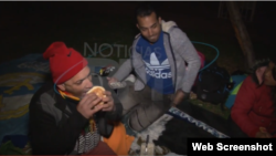 Médicos cubanos protestan en parque de Bogotá. (Captura de video/Univision)