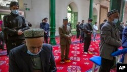 Uigures orando en una mezquita de Xinjiang, el 19 de abril de 2021. (AP Photo/Mark Schiefelbein).