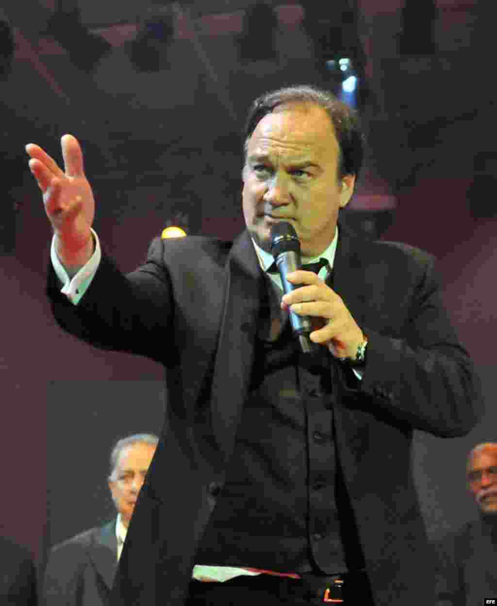 El actor estadounidense James Belluci durante la cena de gala en el cierre de la XIV edición del Festival del Habano este viernes 2 de marzo de 2012, en La Habana (Cuba). Durante el evento se realizó una subasta de tabacos y humidores (cajas de lujo) por 