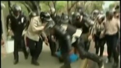Grupos afines al gobierno venezolano atacan a estudiante en el recinto universitario