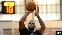 El jugador de los Miami Heat, LeBron James lanza durante una práctica.
