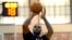 El jugador de los Miami Heat, LeBron James lanza durante una práctica.