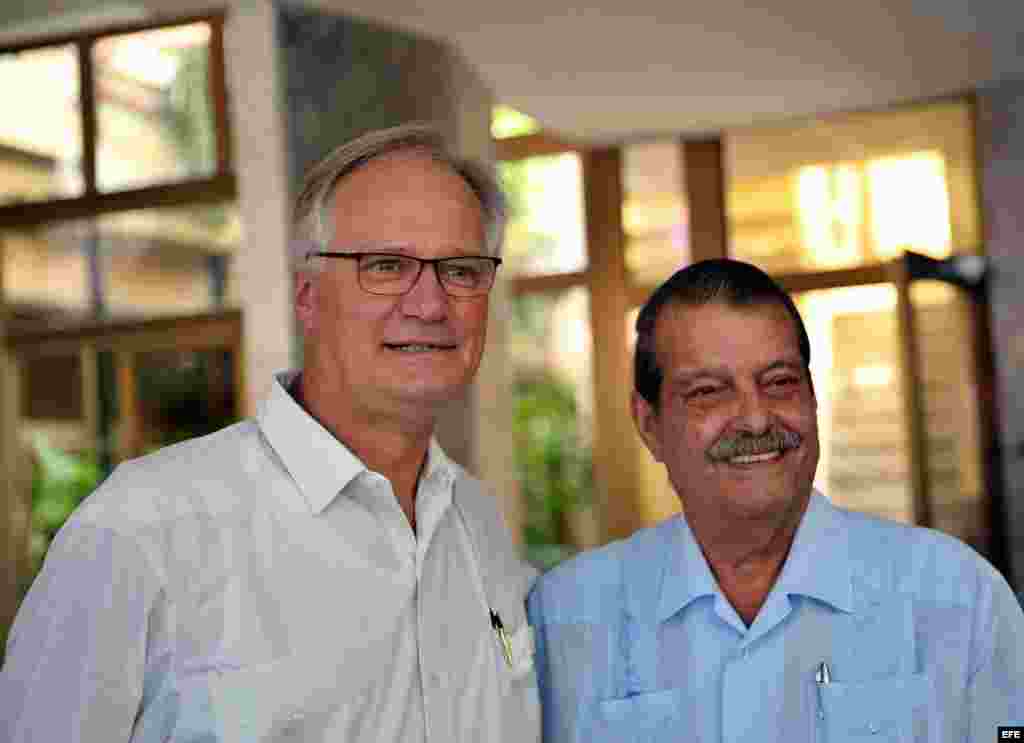 El director general para América del Servicio Europeo de Acción Exterior, Christian Leffle (i), junto al vicecanciller cubano, Abelardo Moreno (d), al arribar a la Cancillería cubana, en La Habana (9 de septiembre, 2015).