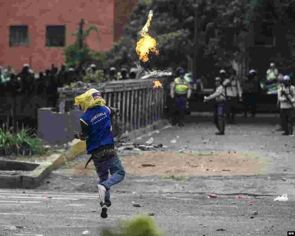 Manifestantes devuelven los ataques de la Policía Nacional Bolivariana (PNB) el jueves 20 de abril de 2017, en Caracas (Venezuela) para poder expresarse libremente en las calles.