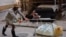 Un hombre empuja un carrito lleno de bidones de agua en La Habana, el 27 de agosto de 2026. (AP/Ramón Espinosa)