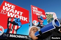 Trabajadores del gobierno de EEUU protestan por el cierre del gobierno federal afuera de la Casa Blanca.