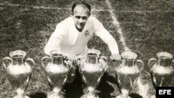 Fotografía de archivo tomada el 25/05/1960 junto a cinco trofeos de la Copa de Europa