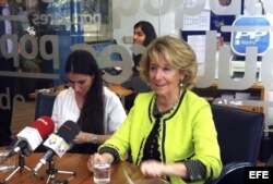 La presidenta del PP de Madrid, Esperanza Aguirre (d), junto a la periodista y disidente cubana Yoani Sánchez (i), durante la reunión que han mantenido hoy en el despacho de Aguirre.