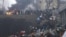 Activistas de la oposición suben por una colina en los alrededores de la Plaza de la Independencia durante los enfrentamientos con la policía en Kiev (Ucrania) hoy, jueves 20 de febrero de 2104.
