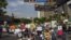 Un grupo de manifestantes opositores al gobierno de Nicolás Maduro realiza una protesta. 