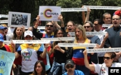 Cientos de venezolanos se manifestaron hoy en la Ciudad de México en contra de la elección de la Asamblea Nacional Constituyente.