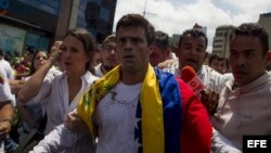 Leopoldo López se entrega en una plaza de Caracas a la GMB, policía militarizada