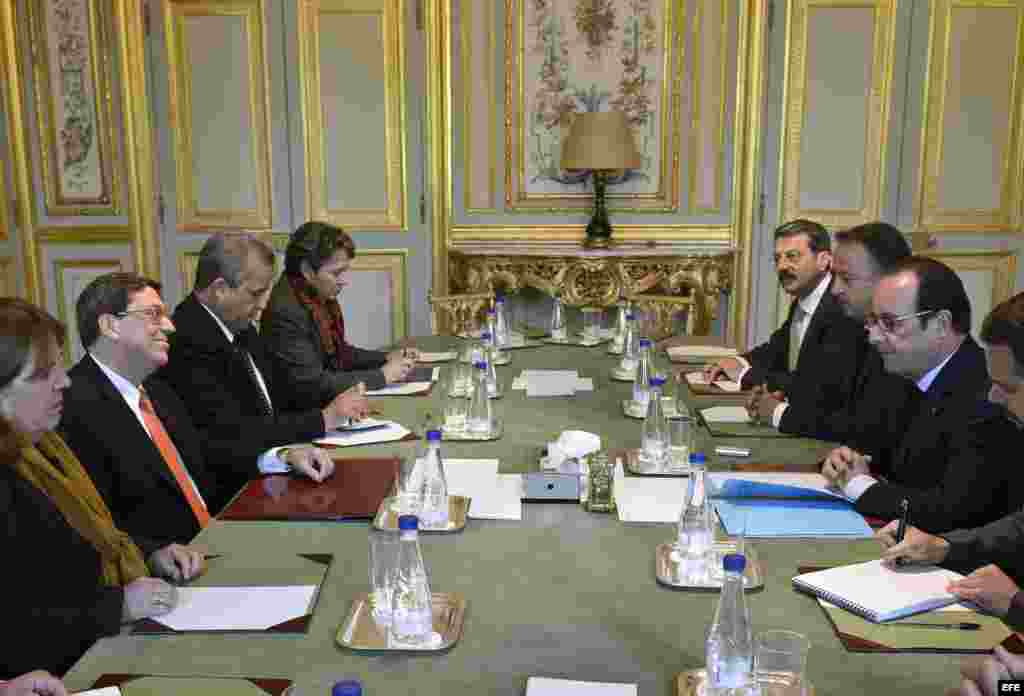  El presidente galo, François Hollande (dcha), mantiene una reunión con el ministro de Exteriores buano, Bruno Rodríguez (izq), en el Palacio del Elíseo en París (Francia) hoy, martes 21 de abril de 2015. 