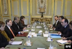 El presidente galo, François Hollande (dcha), mantiene una reunión con el ministro de Exteriores cubano, Bruno Rodríguez (izq), en el Palacio del Elíseo en París (Francia) hoy, martes 21 de abril de 2015.