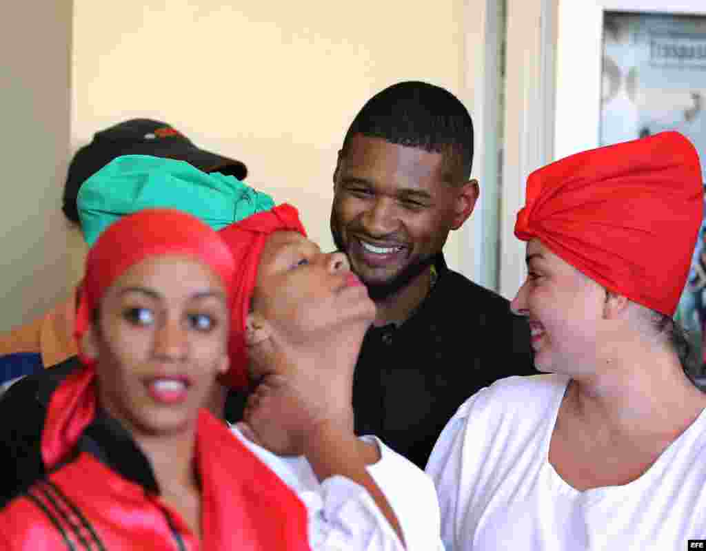 El rapero estadounidense Usher realiza una visita a la Universidad de las Artes el 18 de abril de 2016, en La Habana (Cuba).