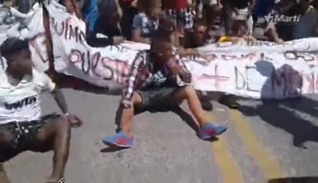 Cubanos bloquean punto fronterizo entre Panamá y Costa rica