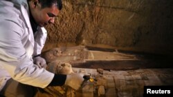Un arqueoólogo egipcio trabaja en una de las tres tumbas recientemente descubiertas en Guiza. (Reuters).