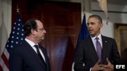 Barack Obama (d), junto a su homólogo francés, Francois Hollande (i).
