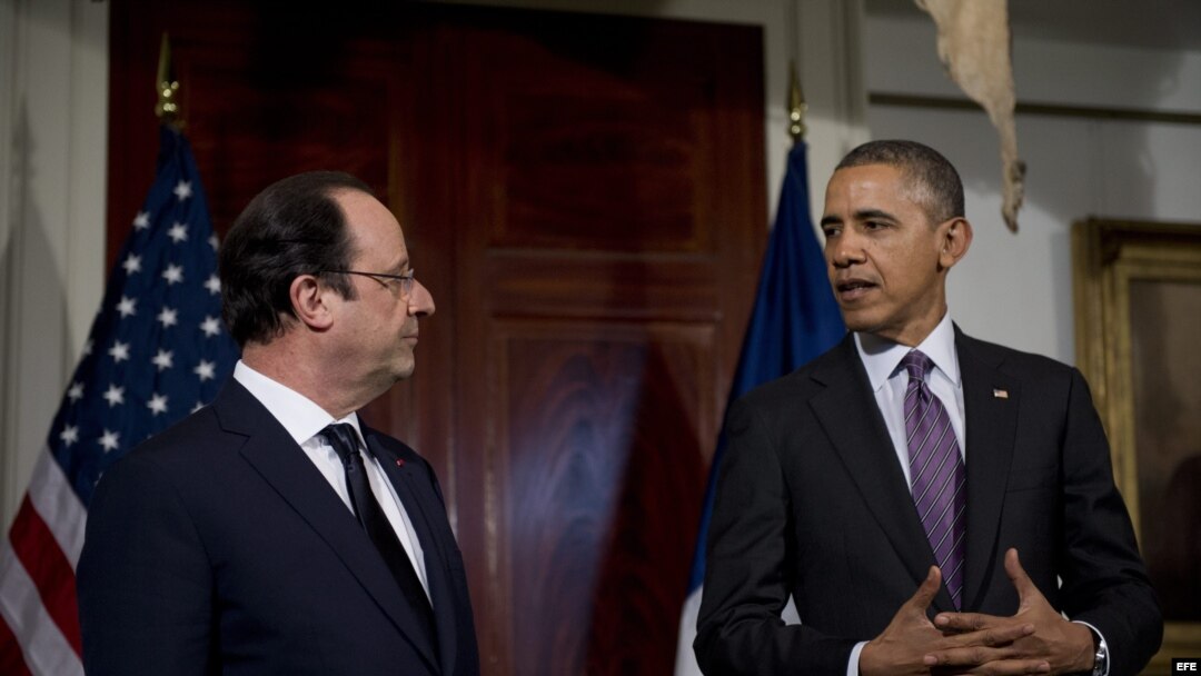 Barack Obama (d), junto a su homólogo francés, Francois Hollande (i).