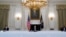 El presidente Joe Biden en reunión con líderes cubanoamericanos en la Casa Blanca el 30 de julio de 2021. Junto a Biden el asesor de seguridad nacional, Jake Sullivan (izq.) y Cedric Richmond (der.) (Foto AP / Susan Walsh).