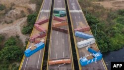 Vista aérea de los contenedores puestos por el régimen venezolano en el puente Las Tienditas, fronterizo con la localida de Cúcuta, Colmbia. (AFP).