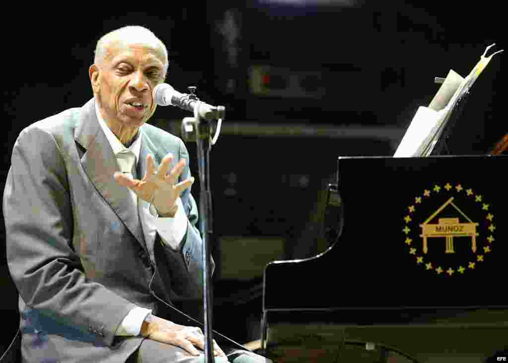 Fotografía de archivo realizada el 11 de octubre de 2006 en Nueva York del músico cubano Bebo Valdés, una de las figuras más prominentes del jazz latino a nivel mundial 