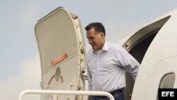 El candidato republicano a la presidencia de Estados Unidos, Mitt Romney, desciende del avión a su llegada a Tampa para la Convención de su partido.