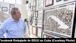 El Encargado de Negocios de la Embajada de EEUU en La Habana observa una de las obras expuestas en la galería La Lavandería.