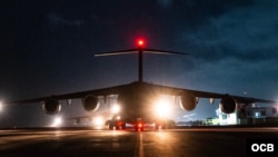 Avión de carga militar estadounidense en el Aeropuerto Internacional de Maiquetía. (DEP. GUERRA)