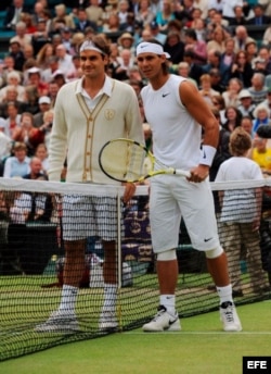 Federer y Nadal posan antes de la final de Wimbledon 2008.