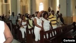 Foto de archivo de damas de blanco en Santiago de Cuba