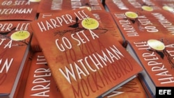 Un ejemplar del nuevo libro de Harper Lee "Go set a Watchman" (Ve y pon un centinela) ya a la venta en una librería en Londres (Reino Unido) hoy, 20 de julio de 2015. 