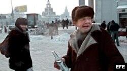 Rusia, hombres tomando vodka en Moscú. 