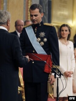 El rey Felipe VI, en presencia del presidente del Congreso de los Diputados, Jesús Posada (i), ha prestado hoy juramento ante las Cortes Generales.