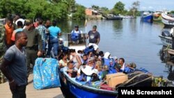 Migrantes cruzan el Golfo de Urabá, que se extiende entre Colombia y Panamá. 